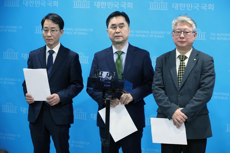 더불어민주당 비명계 모임인 '원칙과 상식' 김종민, 이원욱, 조응천 의원이 10일 서울 여의도 국회 소통관에서 탈당 기자회견을 하고 기자들의 질문에 답하고 있다. 사진=박범준 기자