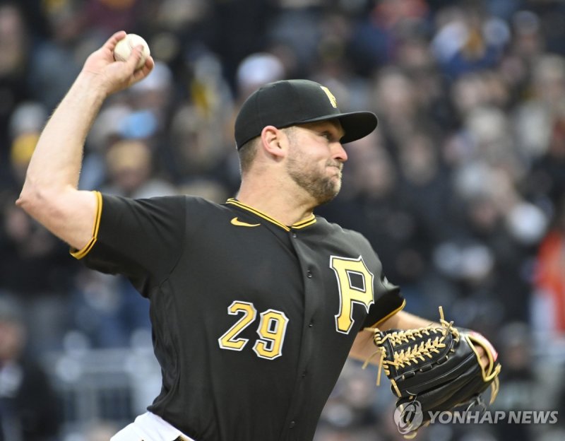 MLB 피츠버그에서 뛴 KIA의 새 외국인 투수 크로우 Pittsburgh Pirates relief pitcher Wil Crowe (29) throws in the ninth inning of the Pirates 13-9 win against the Chicago White Sox at the Home Opener at PNC Park on Friday April 7, 2023 in Pittsburgh. Photo by Archie Carpenter/UPI