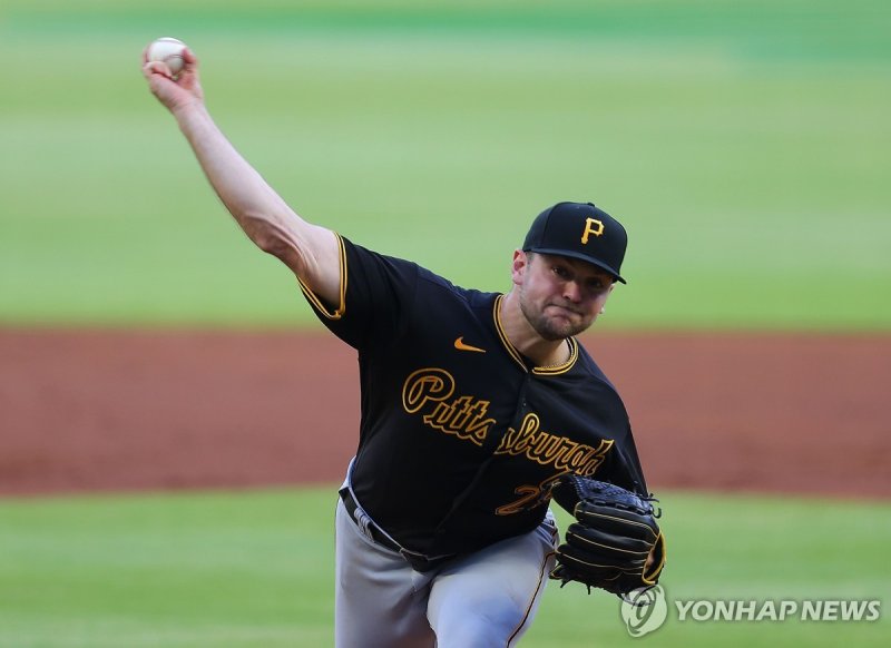 MLB 피츠버그에서 크로우가 2021년 던지던 장면 ATLANTA, GEORGIA - MAY 20: Wil Crowe #29 of the Pittsburgh Pirates pitches in the first inning against the Atlanta Braves at Truist Park on May 20, 2021 in Atlanta, Georgia. Kevin C. Cox/Getty Images/AFP == FOR NEWSPAPERS, INTERNET, TELCOS & TELEVISION USE ONLY ==