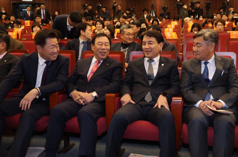 오영훈 제주도지사(왼쪽부터), 최민호 세종특별자치시장, 김진태 강원지사, 김관영 전북지사가 27일 서울 여의도 국회 도서관에서 열린 대한민국특별자치시도협의회 출범식에서 대화를 하고 있다. 2023.11.27/뉴스1 ⓒ News1 송원영 기자