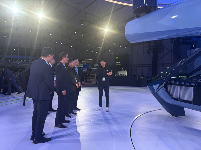 강구영 KAI 사장(왼쪽에서 두번째)과 KAI CES 참관단이 미국 네바다주 라스베이거스 컨벤션센터(LVCC)에서 열린 'CES 2024' 슈퍼널(현대차 美 UAM 법인) 부스에서 설명을 듣고 있다. 한국항공우주산업 제공