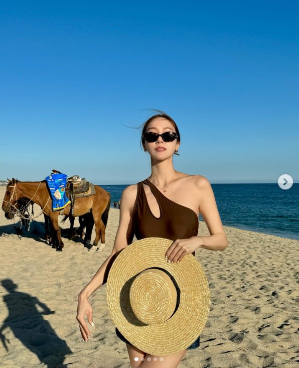 제시카, 멕시코 해변서 늘씬 몸매 과시…한쪽만 드러낸 어깨로 '섹시미↑' [N샷]