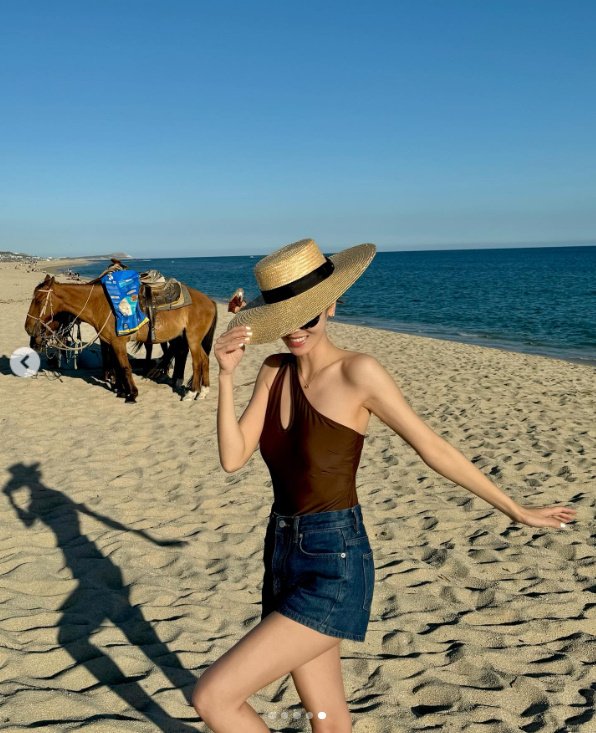 제시카, 멕시코 해변서 늘씬 몸매 과시…한쪽만 드러낸 어깨로 '섹시미↑' [N샷]
