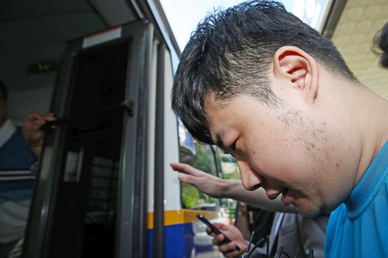 신림동 흉기난동 피의자 조선(33·남)이 28일 서울 관악경찰서에서 검찰에 구속 송치되고 있다. /사진=뉴스1