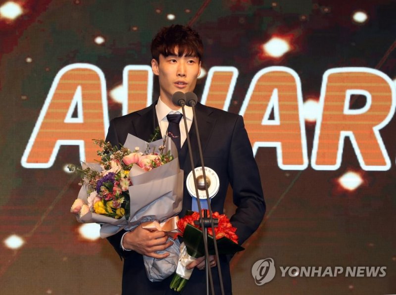 최홍석 남자부 페어플레이상은? (서울=연합뉴스) 박동주 기자 = 1일 오후 서울 양재동 더케이호텔에서 열린 프로배구 도드람 2018-2019 V리그 시상식. 남자부 페어플레이상을 받은 한국전력을 대표해 최홍석이 상을 받고 소감을 말하고 있다. 2019.4.1 pdj6635@yna.co.kr (끝)