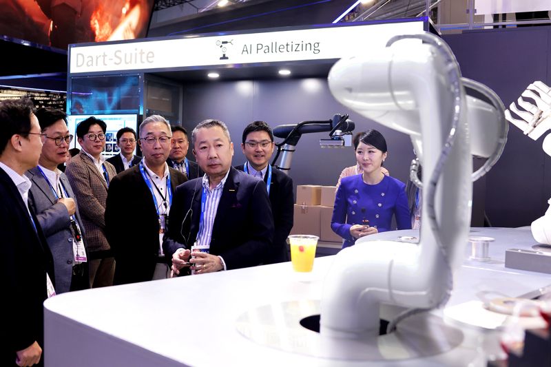 박정원 두산그룹 회장(가운데)과 박지원 그룹부회장(가운데 왼쪽)이 10일(현지시간) 세계 최대 가전·정보기술(IT) 전시회 CES 2024가 열리는 라스베이거스컨벤션센터를 찾아 두산 부스에서 AI칵테일 로봇을 살펴보고 있다. 두산 제공
