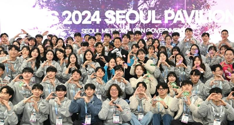 CES 2024 서울관 개막행사 참석한 오세훈 서울시장 (라스베이거스=연합뉴스) 'CES 2024' 방문차 미국 출장 중인 오세훈 서울시장이9일 오전 11시(현지시간) 유레카파크에서 열린 '서울관 공식 개막행사'에 참여해 CES 혁신상 수상기업들과 기념촬영하고 있다. 2024.1.10 [서울시 제공. 재판매 및 DB 금지]