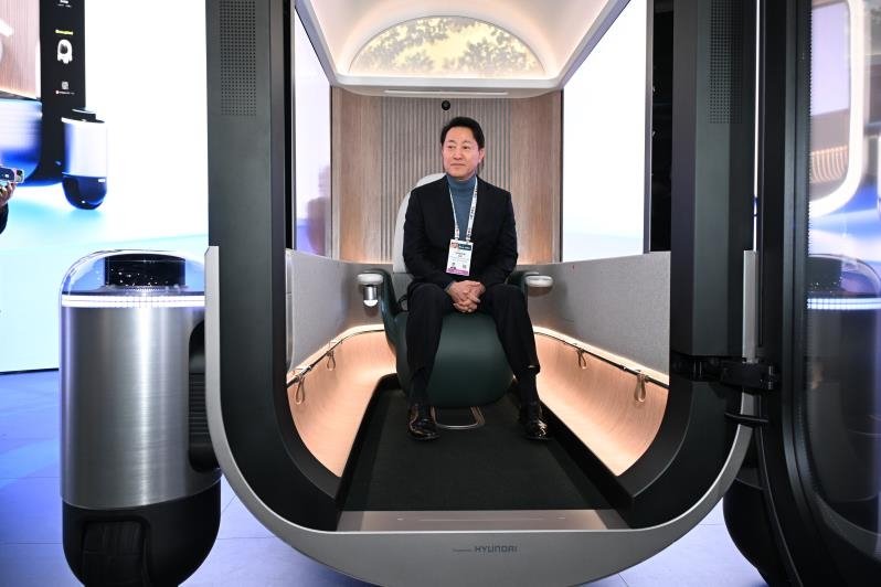 CES 2024 현대차 부스 방문한 오세훈 서울시장 (라스베이거스=연합뉴스) 'CES 2024' 방문차 미국 출장 중인 오세훈 서울시장이 9일 오전 9시 15분(현지시간) LVCC 웨스트홀 내 현대자동차 전시부스에 방문해 미래형 모빌리티 자율주행차량을 시승하고 있다. 2024.1.10 [서울시 제공. 재판매 및 DB 금지]