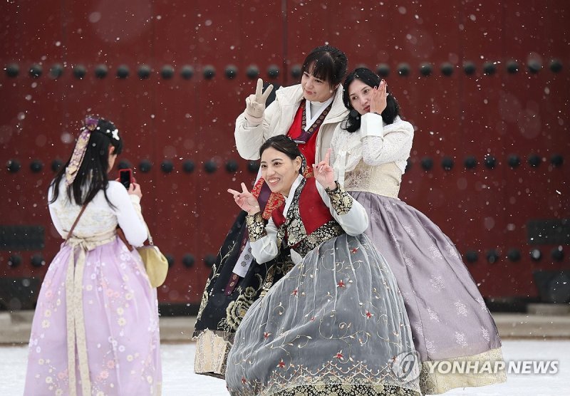 눈 내리는 광화문 눈 내리는 광화문 (서울=연합뉴스) 김인철 기자 = 서울 전역에 대설주의보가 발효된 9일 오전 서울 종로구 광화문 앞에서 대만 관광객들이 기념촬영을 하고 있다. 2024.1.9 yatoya@yna.co.kr (끝)