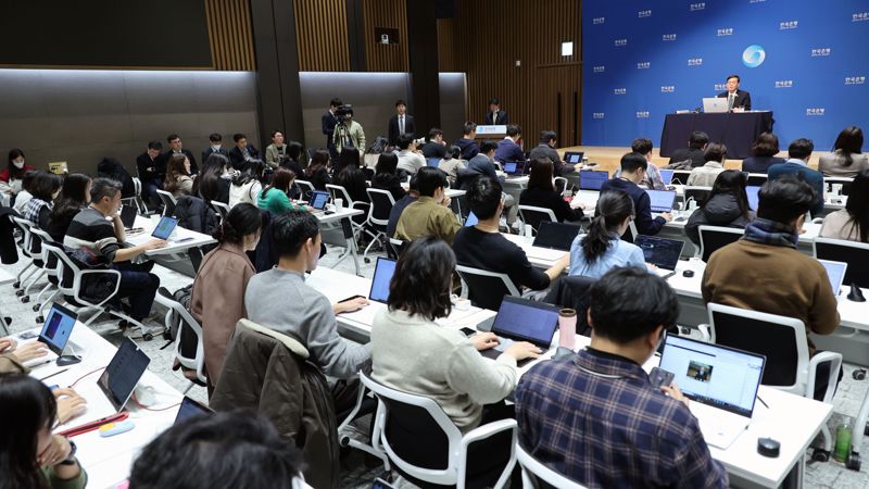 이창용 한은 총재가 11일 서울 중구 한국은행에서 기자간담회를 갖고 있다. 사진=서동일 기자