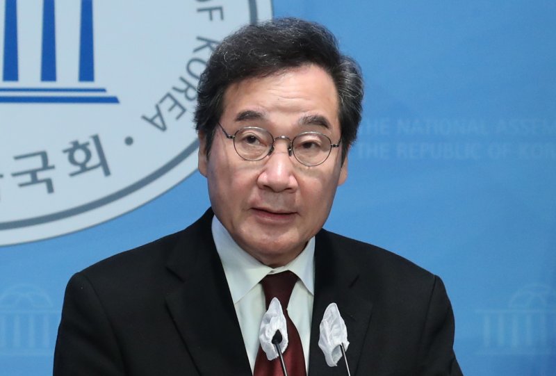이낙연 전 더불어민주당 대표가 11일 오후 서울 여의도 국회 소통관에서 기자회견을 갖고 더불어민주당 탈당 선언 및 신당 창당 계획을 발표하고 있다. 2024.1.11./뉴스1 ⓒ News1 임세영 기자
