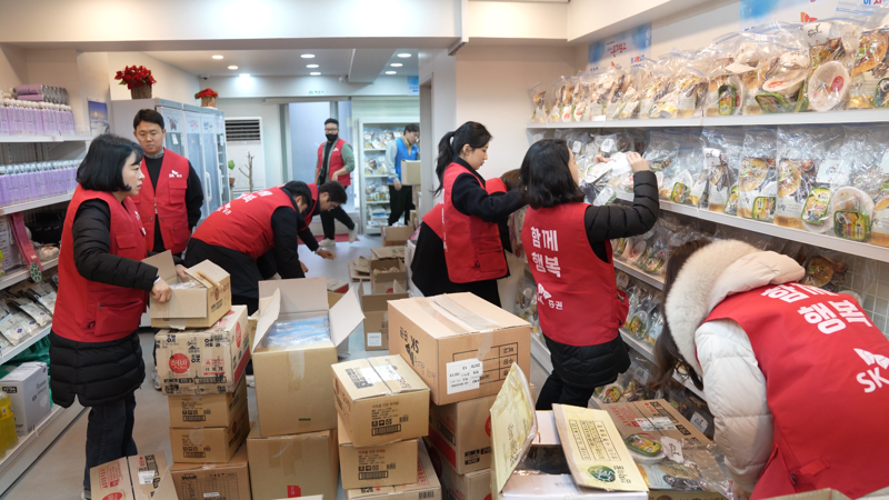 SK증권 직원들이 서울역쪽방상담소에서 운영하는 '온기창고'에 물품을 배달하고 정리하고 있다.<div id='ad_body2' class='ad_center'></div>