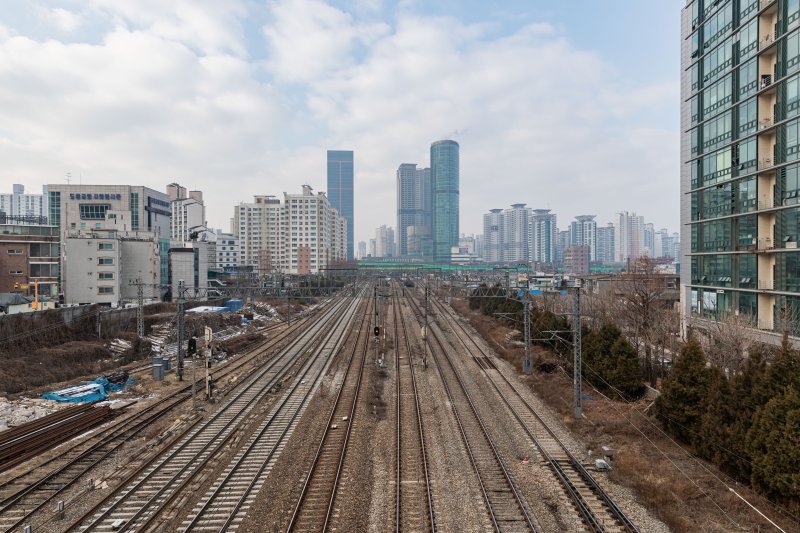 서울 영등포구 영등포동에 위치한 영등포역을 지나는 경부선 지상철도 모습. 사진=뉴시스