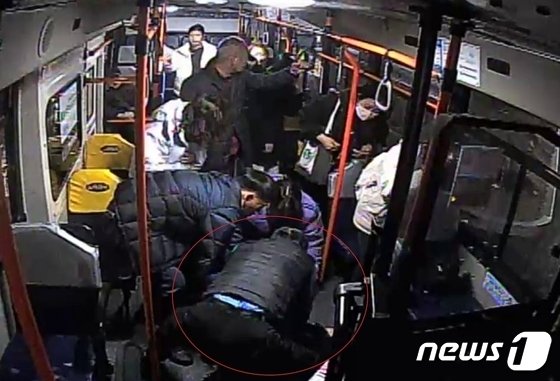부산 583번 시내버스 운전자 곽동신씨가 의식을 잃은 승객에게 심폐소생술을 하고 있다. 뉴스1 제공
