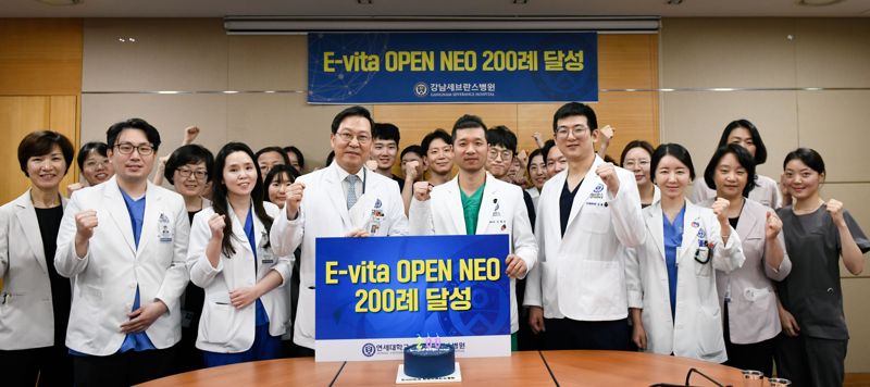 강남세브란스병원 대동맥혈관센터 관계자들이 ‘E-vita OPEN NEO’를 이용한 수술 200건을 달성한 후 기념촬영을 하고 있다. 강남세브란스 제공