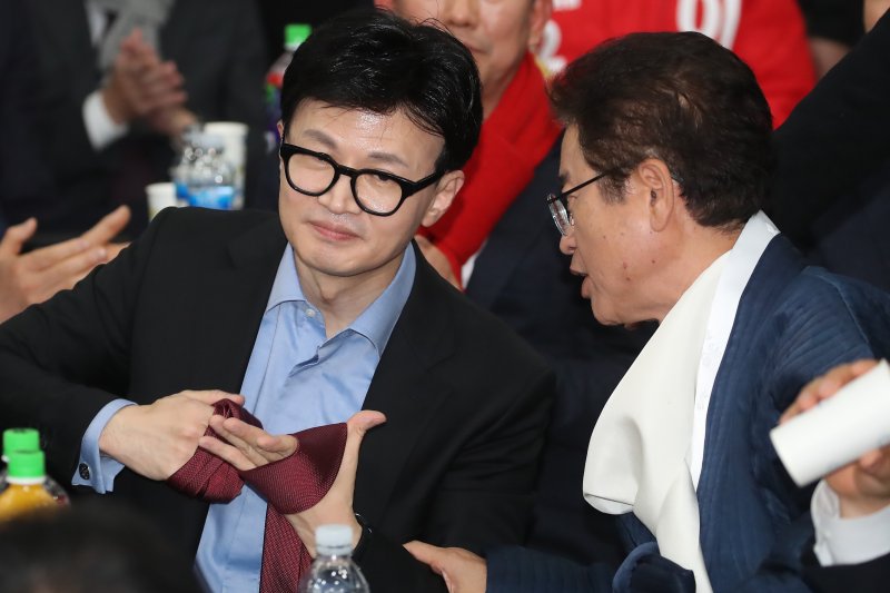 한동훈 국민의힘 비상대책위원장이 2일 오후 대구 북구 엑스코에서 열린 대구시당·경북도당 신년인사회에 참석해 이철우 경북도지사와 대화 도중 넥타이를 풀어 손으로 감고 있다. 2024.1.2/뉴스1 ⓒ News1 공정식 기자