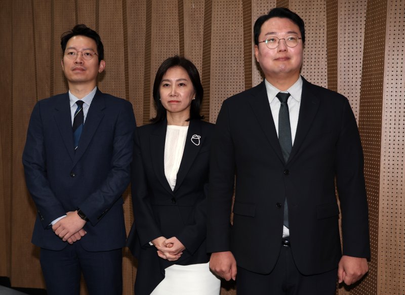 [서울=뉴시스] 이영환 기자 = 가칭 개혁신당 천하람(오른쪽부터), 허은아, 이기인 공동창당준비위원장이 12일 오전 서울 여의도 국회 소통관에서 김용남 전 의원 국민의힘 탈당 및 신당 합류 기자회견에 참석하고 있다. 2024.01.12. 20hwan@newsis.com