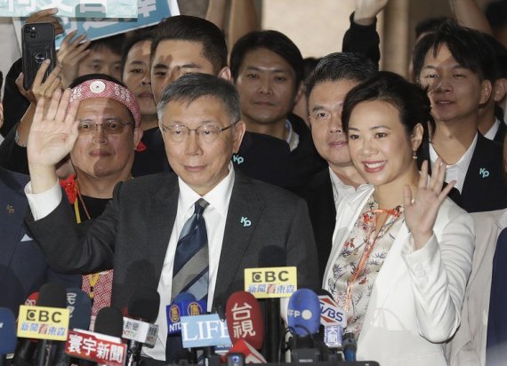 커원저 민중당 총통 후보와 런닝메이트인 신시아 우 후보가 유세 중에 유권자들에게 손을 흔들어 보이고 있다. AP