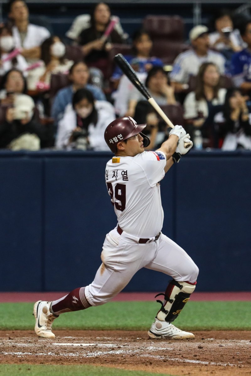 [서울=뉴시스] 키움 히어로즈 임지열은 10일 고척 스카이돔에서 열린 삼성 라이온즈와의 홈경기에서 8회말 결승 투런 홈런을 터뜨렸다.(사진=키움 히어로즈 제공) *재판매 및 DB 금지