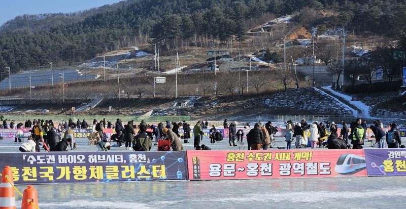 홍천강꽁꽁축제 분위기 고조...얼음 낚시터 '개장'