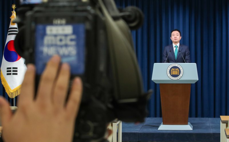 이도운 홍보수석이 12일 용산 대통령실에서 외교부가 MBC를 상대로 낸 정정보도 청구 소송 판결에 대해 브리핑을 하고 있다. 윤석열 대통령의 '바이든·날리면' 비속어 논란과 관련해 법원이 MBC에 정정보도하라며 외교부의 손을 들어준 가운데 이 수석은 "공영이라고 주장하는 방송이 과학적이고 객관적 확인 절차도 없이 자막을 조작하며 국익에 중대한 영향 미치는 허위 보도를 낸 것은 대단히 무책임한 일＂이라고 말했다. 2024.1.12/뉴스1 ⓒ News1 안은나 기자