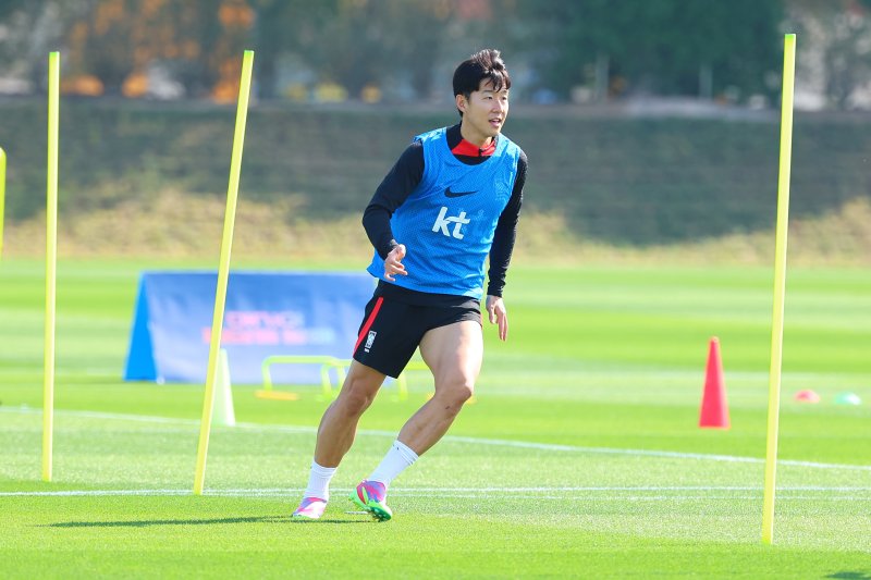 훈련하는 손흥민 (도하=연합뉴스) 김도훈 기자 = 64년 만에 아시안컵 정상에 도전하는 축구대표팀 손흥민이 12일(현지시간) 카타르 도하 알에글라 훈련장에서 민첩성 훈련을 하고 있다. 2024.1.12 superdoo82@yna.co.kr (끝)