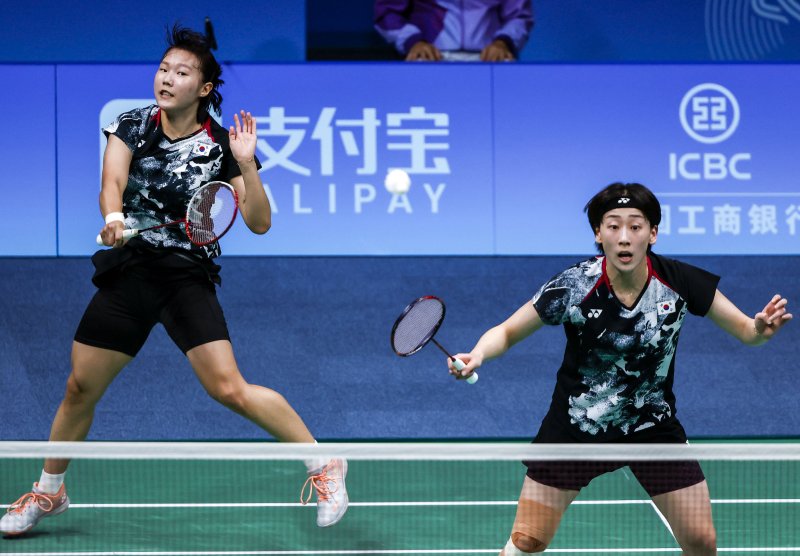 Korean Badminton Duo Defeats Chinese Team in Quarterfinals at 2022