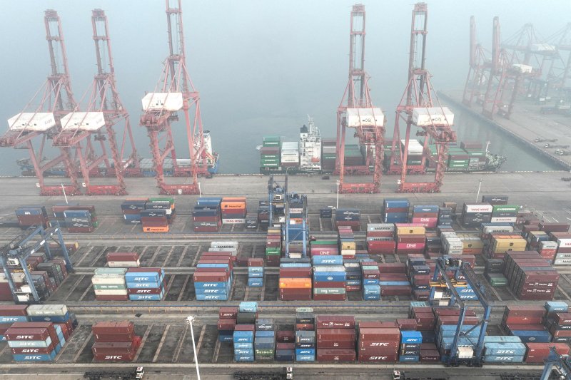 12일 중국 장쑤성 롄윈강 항구에서 촬영된 컨테이너 부두.AFP연합뉴스