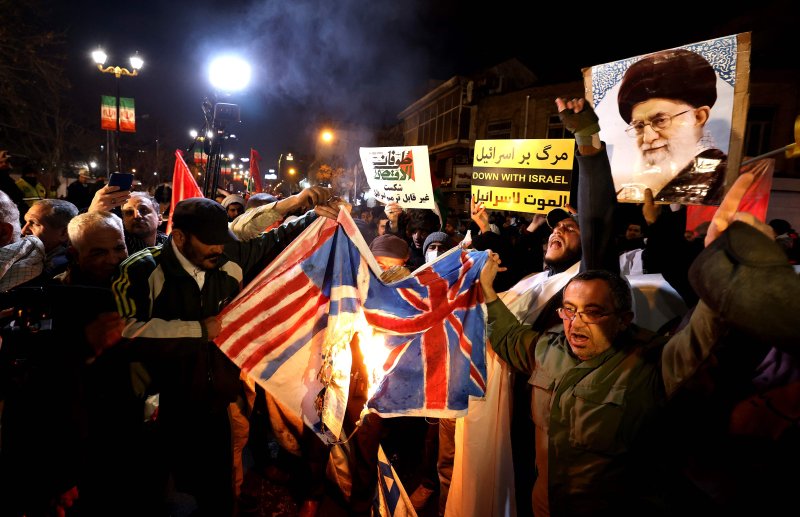 1월 12일 이란 테헤란의 영국 대사관 앞에서 이란 시위대가 미국과 영국의 국기를 태우고 있다.<div id='ad_body3' class='mbad_bottom' ></div>AFP연합뉴스