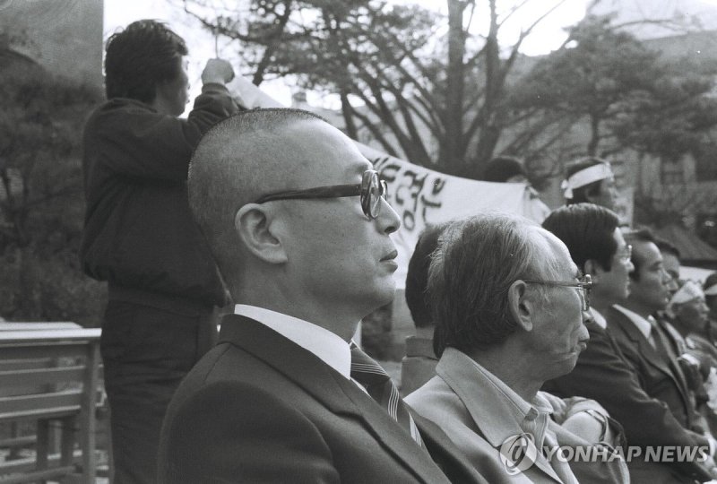 1987년 10월 군부독재 종식을 위한 후보단일화 성취대회에서 삭발 상태의 박찬종 (출처=연합뉴스)
