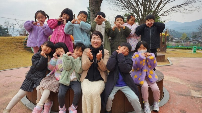 완도 금일동초등학교(교장 정삼란)- 9일 열린 졸업식에서 곡성유치원 배국현 원장(아랫줄 네번 째)이 전체 졸업생 4명 모두에게 장학금을 전달했다. 배 원장은 이날 졸업식에서 "생전에 아버지가 근무했던 금일동초등학교 학생들에게 장학금을 전달하게 돼 기쁘다"고 밝혔다. 배 원장의 부친인 고 배남기 교사는 지금은 폐교된 금일동초등학교 우도분교에 근무했다.(전남교육청 제공)/뉴스1