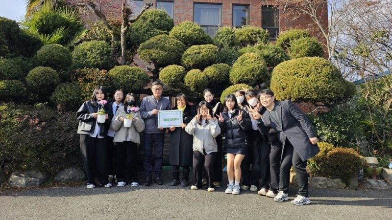 호남원예고등학교(교장 이정례)- 자율동아리를 운영하면서 얻은 수익금 30만원 및 학생들이 직접 키운 원예작물을 4일 아동시설인 나주 백민원에 전달했다.(전남교육청 제공)/뉴스1