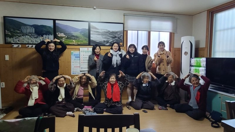 순천효산고등학교(교장 박성영)- 손뜨개 동아리 학생들이 직접 뜬 목도리를 지역 경로당에 기부하는 전달식을 3일 가졌다. 이번 나눔 활동은 손뜨개 동아리 소속 학생 20명이 수개월에 걸려 각양각색의 목도리를 완성했다.(전남교육청 제공)/뉴스1