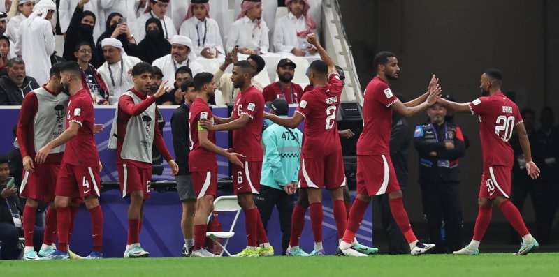 [도하(카타르)=뉴시스] 김근수 기자 = 12일(현지시각) 카타르 도하 루사일 스타디움에서 열린 AFC 카타르 아시안컵 2023 개막전 카타르 대 레바논의 경기, 후반 카타르 알모에즈 알리가 추가 골을 넣고 동료들과 기쁨을 나누고 있다. 2024.01.13. ks@newsis.com
