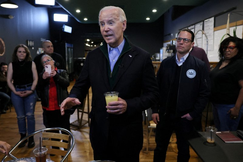 조 바이든 미국 대통령이 12일(현지시간) 미국 펜실베이니아주에 있는 노웨어 커피사에서 기자들과 질의응답을 하고 있다. 로이터뉴스1