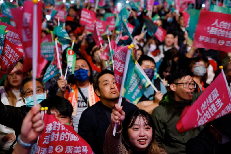 지난 13일 대만 타이베이 집권 민진당 당사 앞에 선거 결과에 기뼈하는 지지자들. 로이터뉴스1