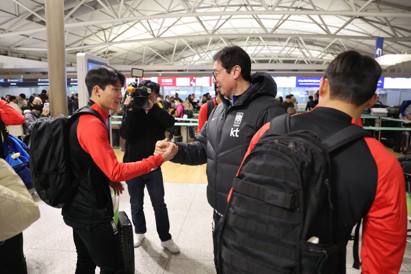 (인천공항=뉴스1) 황선홍 대한민국 올림픽축구대표팀 감독이 13일 오후 인천공항에서 튀르키예 출국 전 선수들과 인사를 나누고 있다.