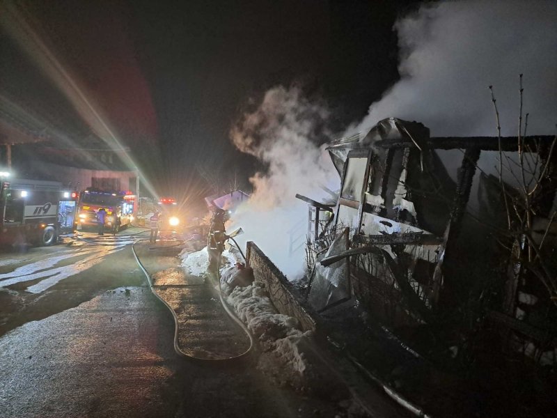 강원 평창 한옥호텔 화재현장.(강원도소방본부 제공) 2024.1.13/뉴스1