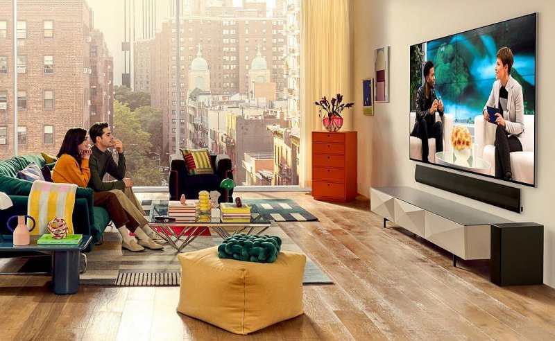 미국 소비자 매체 컨슈머리포트는 최근 LG전자 올레드 에보가 '2024년 최고 TV'(Best TVs of 2024)'로 선정됐다고 밝혔다. 사진은 모델들이 LG 올레드 에보(G3)를 감상하는 모습. LG전자 제공