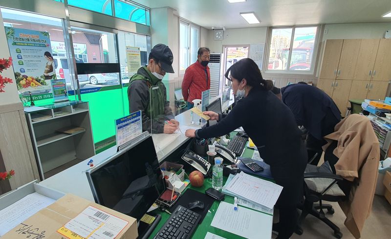 전남도가 농어업·농어촌의 공익적·다원적 가치에 대한 보상과 농가의 소득 보전을 위해 지원하는 농어민 공익수당을 오는 15일부터 2월 23일까지 신청받는다. 사진은 농어민 공익수당 신청 모습. 전남도 제공