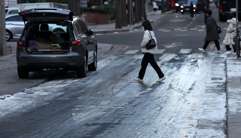 서울 아침 기온이 영하 10도를 밑돌며 한파주의보가 내려진 지난 8일 서울 종로구 세종로 인근 도로가 얼어 있다. 사진=뉴시스