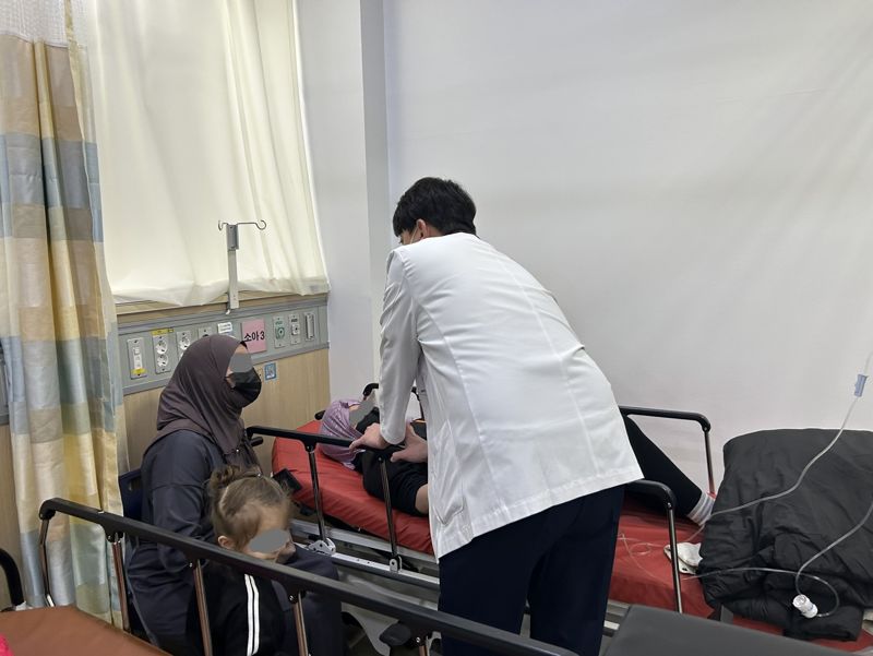 12일 저녁 복통으로 순천향대서울병원 응급실에 온 홍지민양(12)이 소아전용 병상에 소아청소년과 전문의의 진료를 받고 있다. 사진=강명연 기자