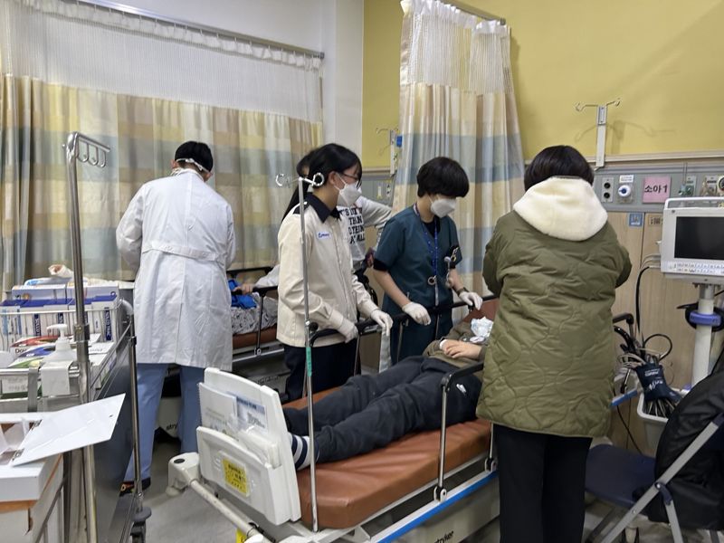 이마가 찢어져 구급차로 이송된 이재연군(12)이 순천향대서울병원 응급실 소아병상에서 치료를 받고 있다. 사진=강명연 기자
