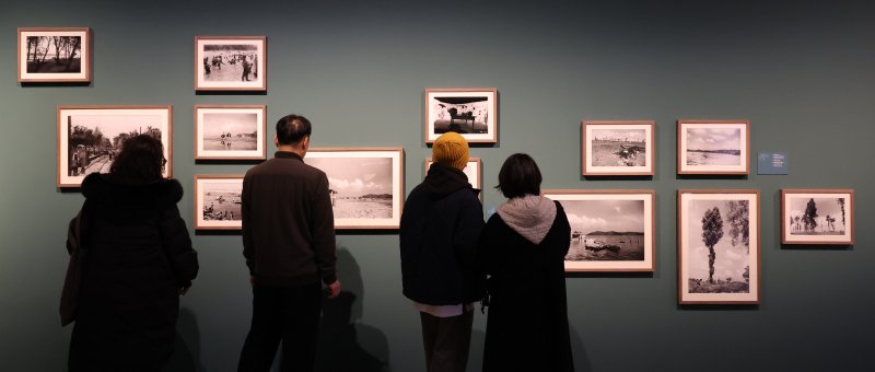 14일 오후 서울 종로구 서울역사박물관을 찾은 관람객들이 '임인식 기증유물특별전 '그때 그 서울' 전시를 관람하고 있다. 뉴시스