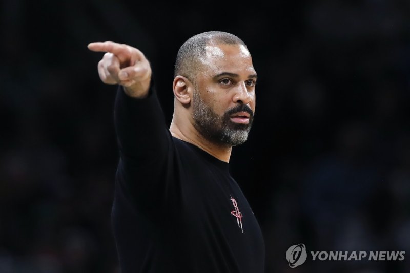 휴스턴의 우도카 감독 Houston Rockets head coach Ime Udoka gestures during the first half of an NBA basketball game against the Boston Celtics, Saturday, Jan. 13, 2024, in Boston. (AP Photo/Michael Dwyer)