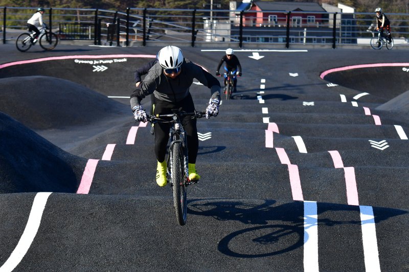 14일 경북 경주시 천북면 자전거 펌프트랙에서 대구겁쟁이페달 동호인들이 울퉁불퉁한 코스를 질주하고 있다. 2024.1.14/뉴스1 ⓒ News1 최창호 기자