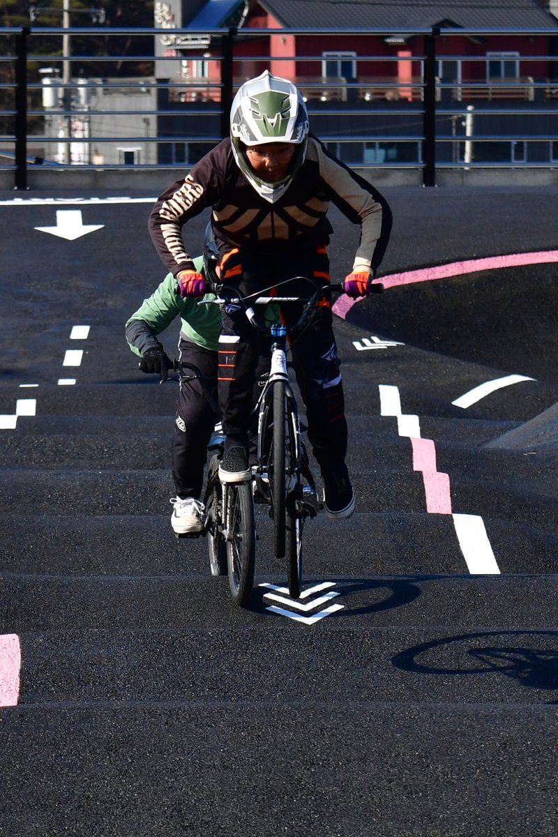 14일 경북 경주시 천북면 자전거 펌프트랙에서 레이싱 BMX선수로 활동 중인 어린이가 코스를 질주하고 있다. 2024.1.14/뉴스1 ⓒ News1 최창호 기자