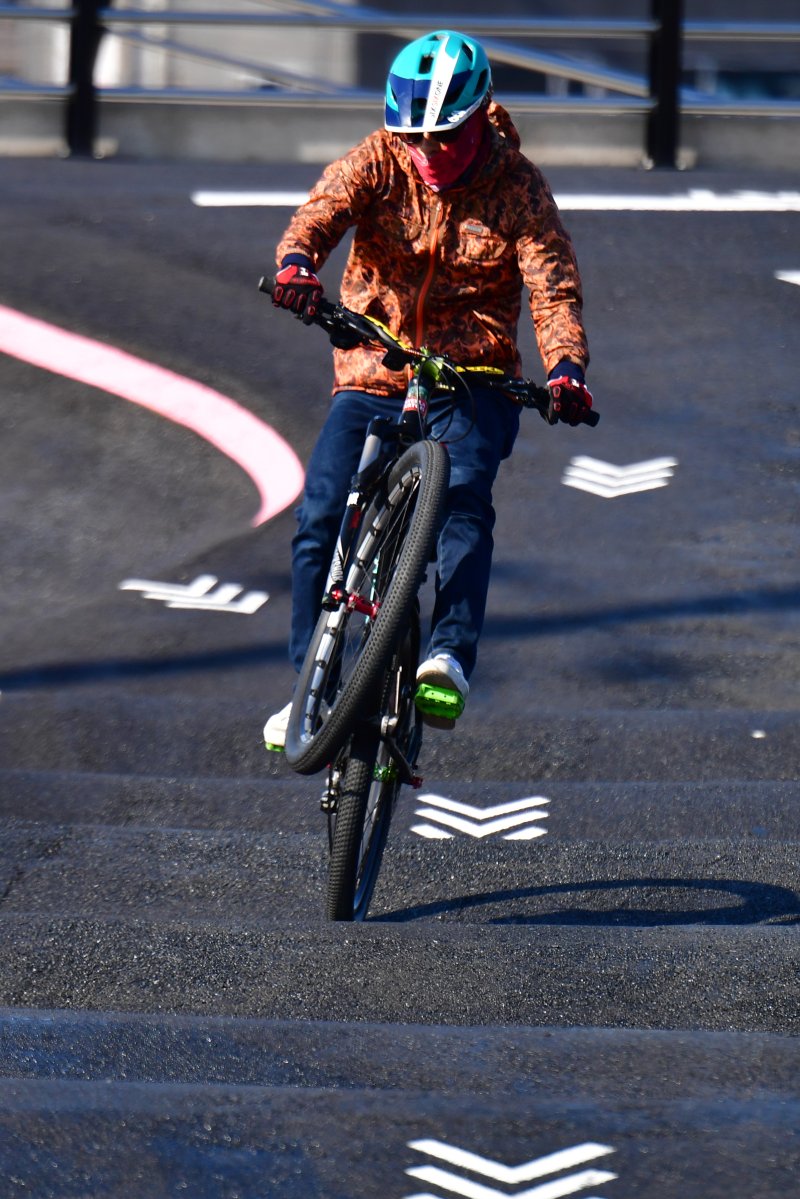 14일 경북 경주시 천북면 자전거 펌프트랙에서 자전거 동호인들이 울퉁불퉁한 코스를 뛰어넘고 있다. 2024.1.14/뉴스1 ⓒ News1 최창호 기자