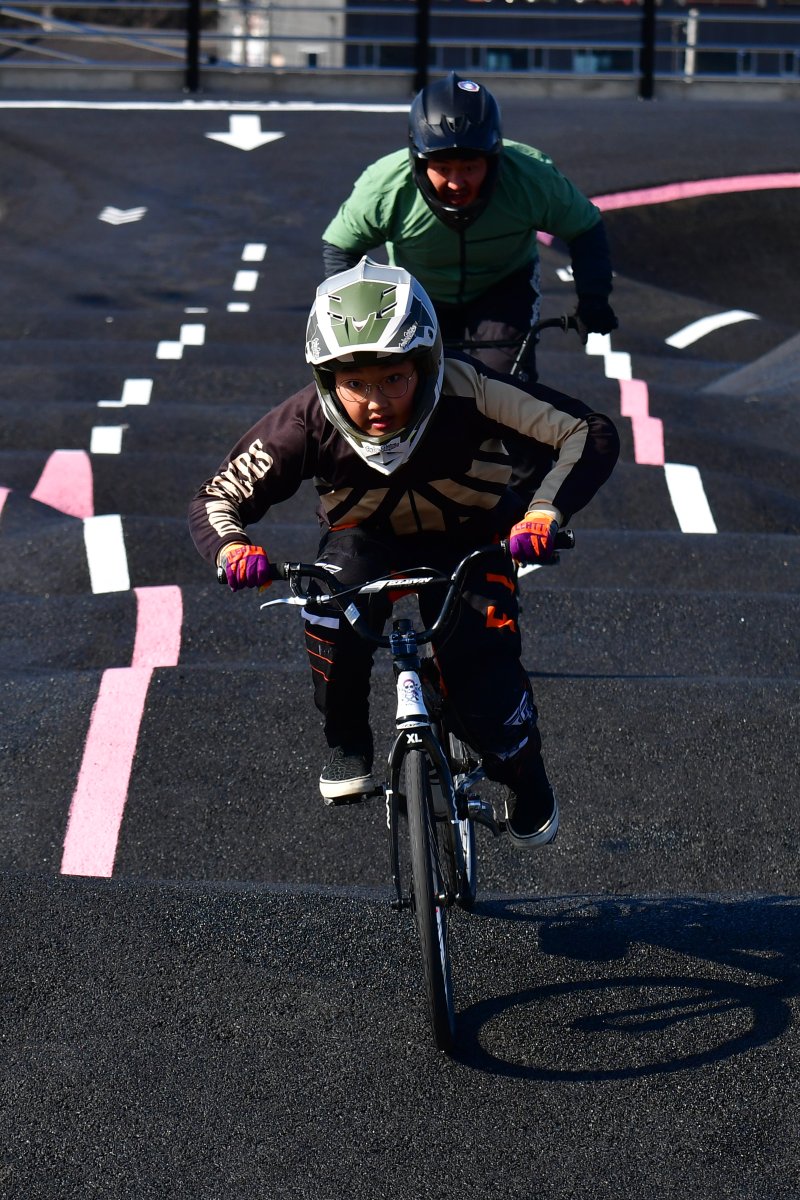 14일 경북 경주시 천북면 자전거 펌프트랙에서 레이싱 BMX선수로 활동 중인 어린이가 아빠와 함께 코스를 질주하고 있다. .2024.1.14/뉴스1 ⓒ News1 최창호 기자