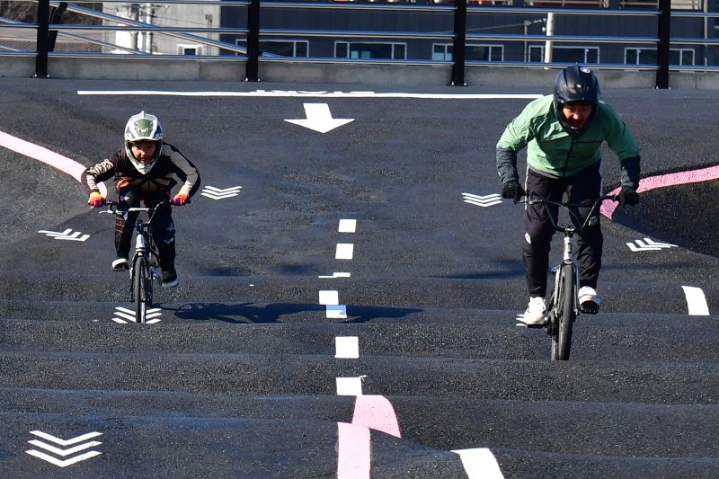 14일 경북 경주시 천북면 자전거 펌프트랙에서 레이싱 BMX선수로 활동 중인 어린이가 아빠와 함께 코스를 질주하고 있다. 2024.1.14/뉴스1 ⓒ News1 최창호 기자